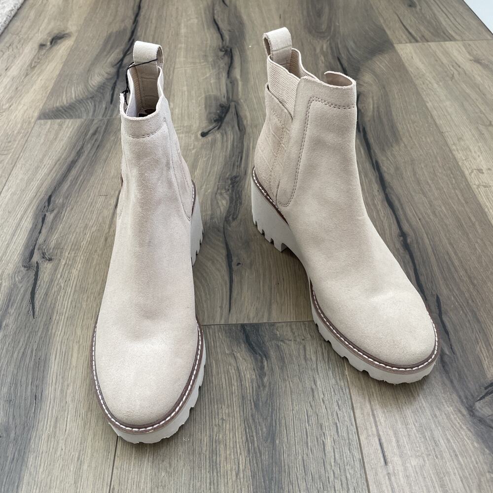 NEW Dolce Vita Women's Huey Chelsea Boot dune suede h2o Womens Size 9.5 Beige